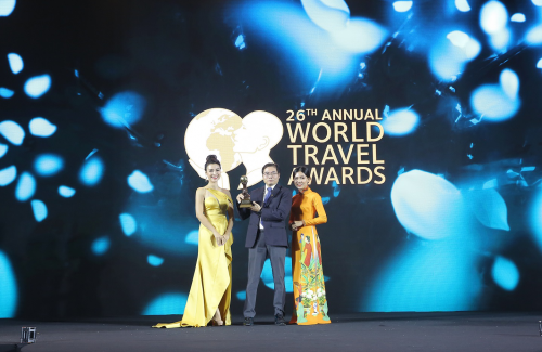 Đại diện Cảng hàng không quốc tế Vân Đồn nhận giải "Sân bay mới hàng đầu châu Á" tại World Travel Awards 2019.